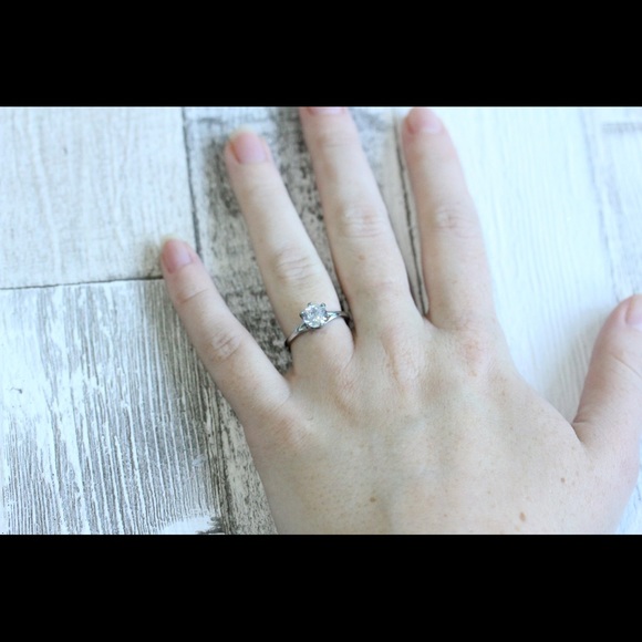 1.5 ct Man Made Diamond Simulant Solitaire Titanium - engagement ring US 5.25 - Picture 8 of 16